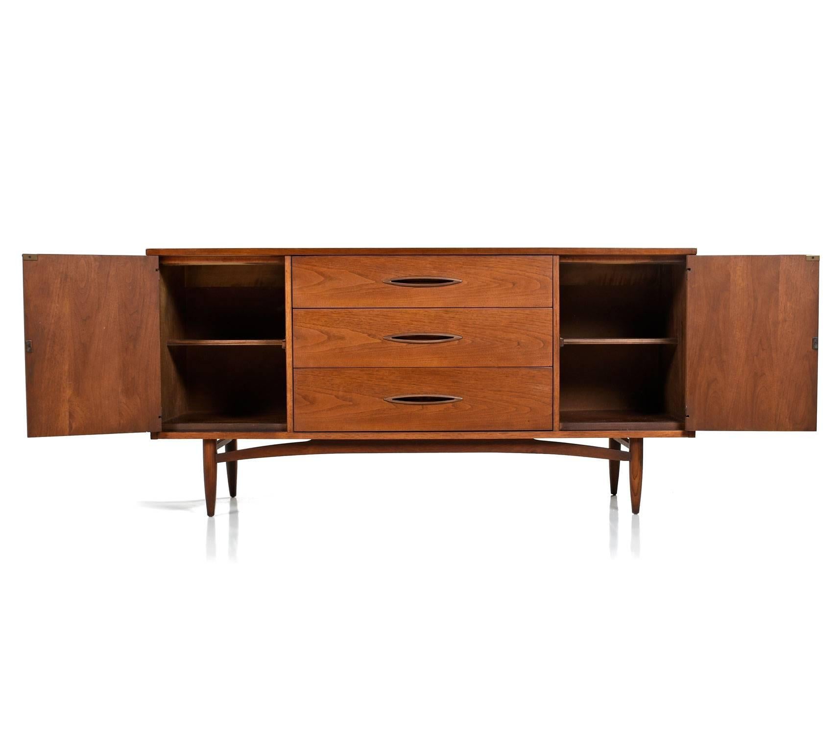 Mid-Century Modern Broyhill Sculptra Walnut Credenza, 1960s In Excellent Condition In Chattanooga, TN