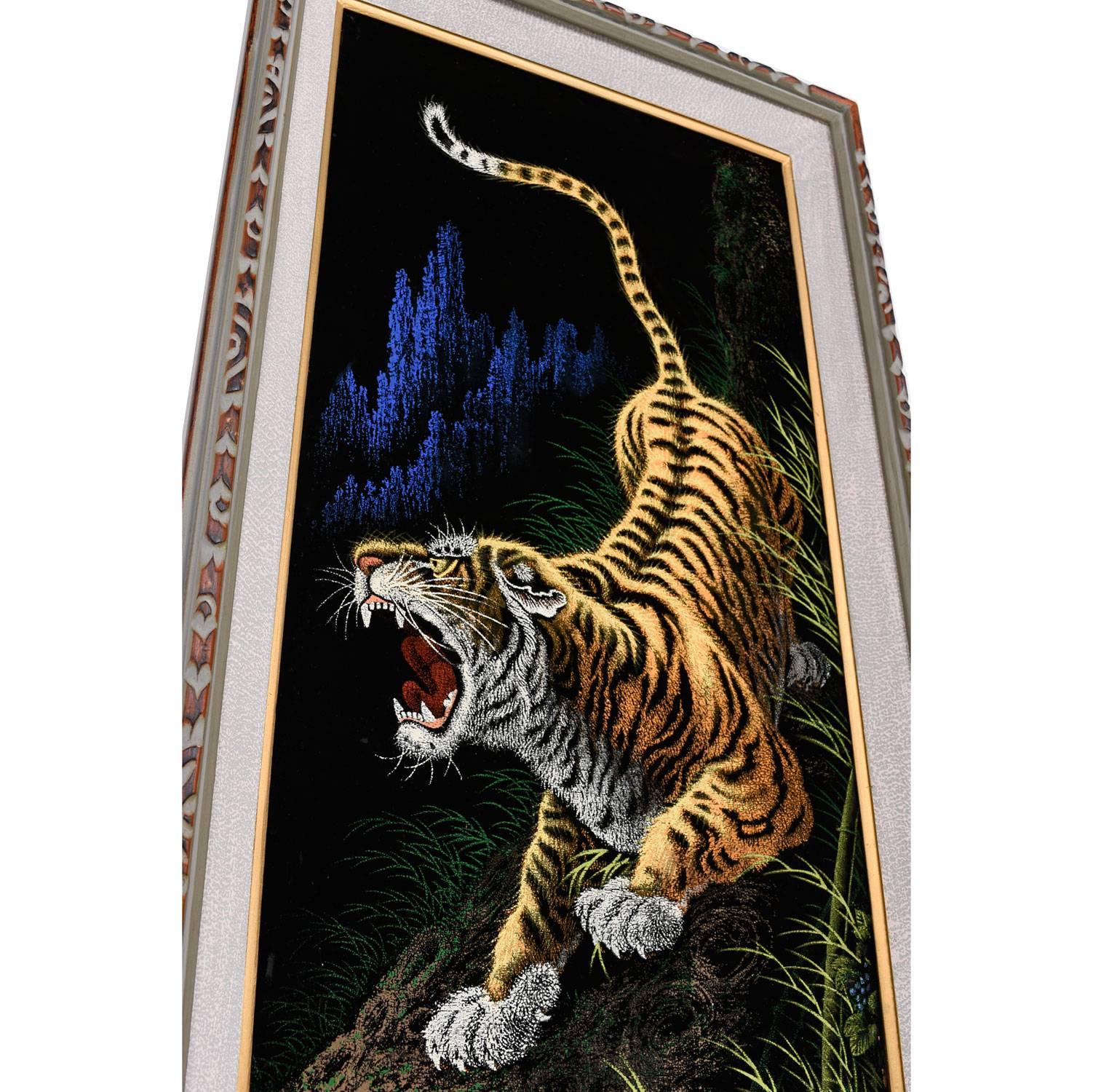 This set of bookmatched velvet tiger paintings reminds us of the 1970s paintings on velvet by Pogetto. (From the Velveteria collection in “Black Velvet Masterpieces”). The point were gentle strokes marry the velvet background gives an illusion of