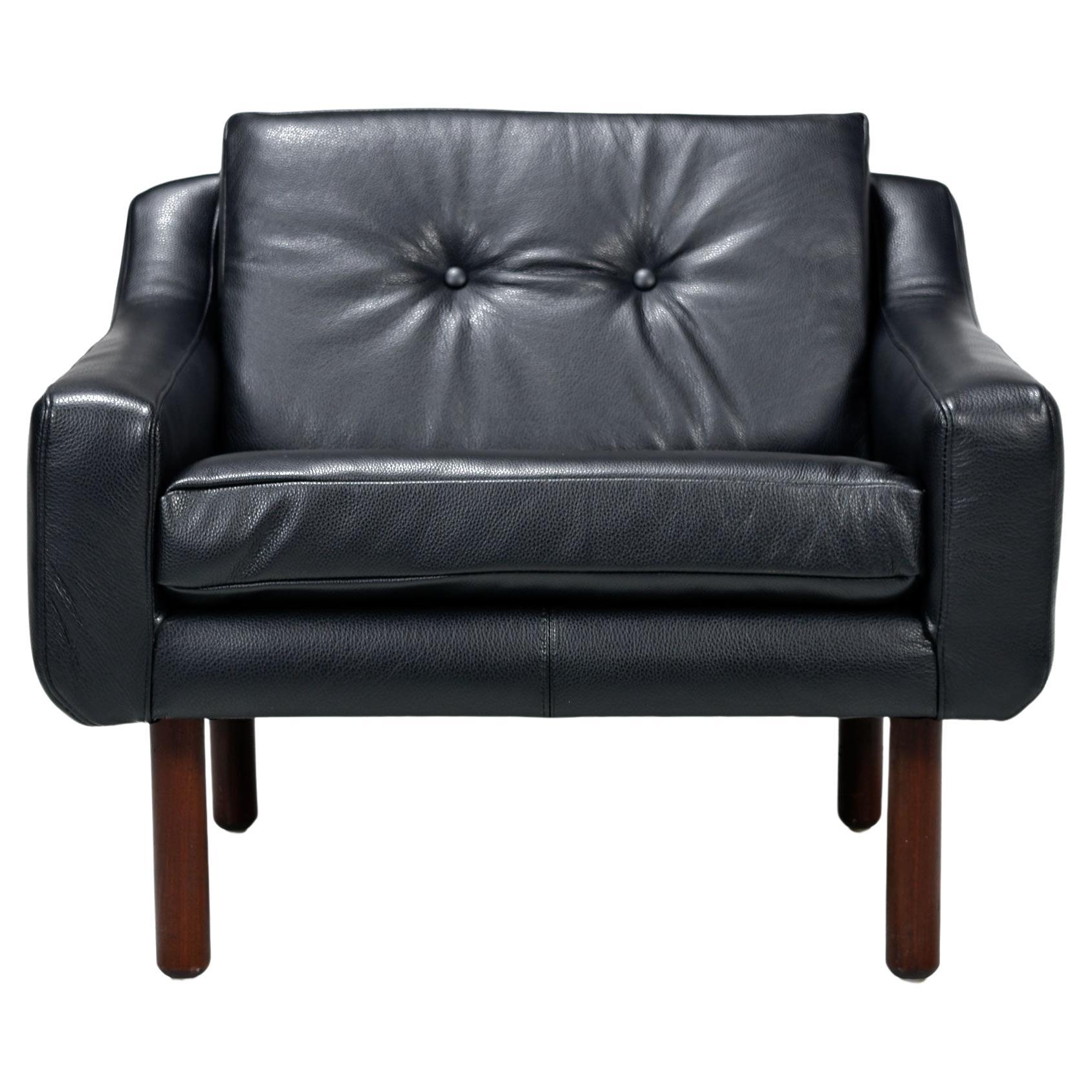 Vollständig restauriert mit neuem luxuriösen schwarzen Leder. Dieser Mid-Century Modern Sessel hat keine Kennzeichnung, aber er ist eindeutig im Stil von Frits Henningsen und Svend Skipper aus den 1960er Jahren. Dieser Sessel mit niedriger