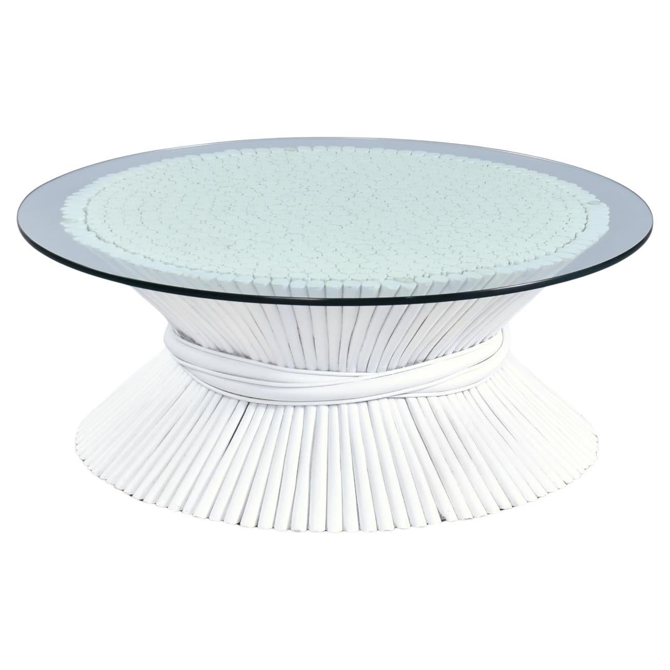 McGuire Coastal Couchtisch aus weißem Rattan mit Weizengarbenblatt und rundem Glas, McGuire