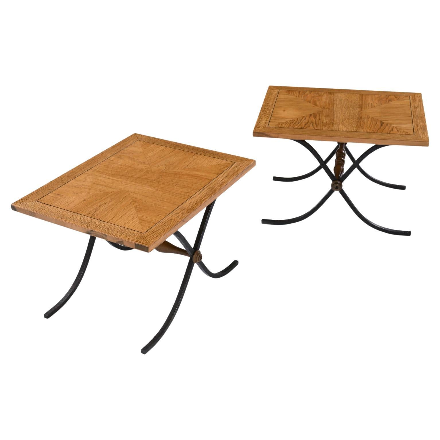 Paire de petites tables d'appoint en chêne parquet avec pieds sabres en fer et base en vente