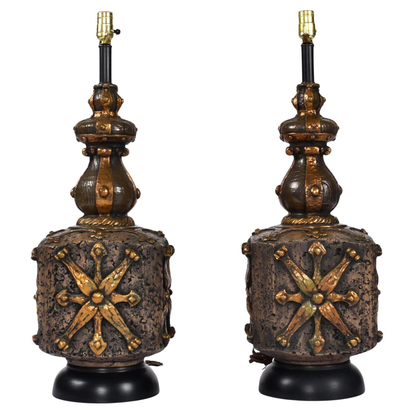 Paire de grandes lampes brutalistes brunes, dorées et noires avec abat-jour plissé en vente