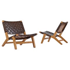 Chaises longues 128 en frêne massif de style danois avec sangle en cuir cognac par De La Espada