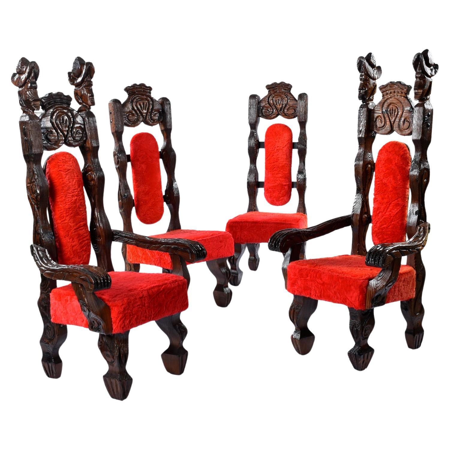 Ensemble de quatre chaises de trône tiki Witco Conquistador restaurées en fourrure rouge d'origine. Cet ensemble de quatre chaises faisait à l'origine partie d'un ensemble de salle à manger. Nous avons la table de salle à manger assortie, vendue