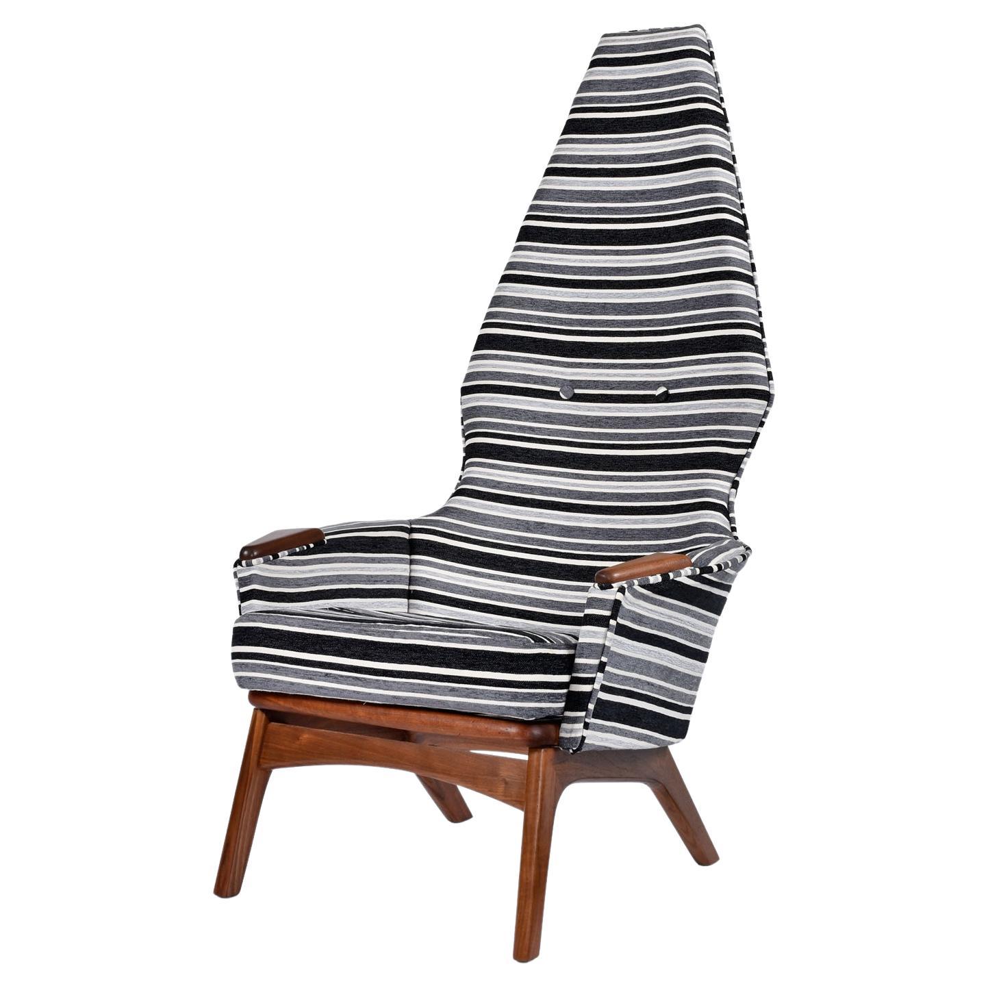 La chaise longue 2056-C d'Adrian Pearsall for Craft Associates, de style moderne du milieu du siècle, a une allure sinistre indéniable.  Le profil touffeté et effilé du haut dossier évoque une sophistication royale qui impose le respect.  Le