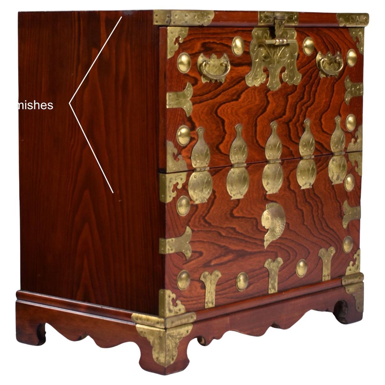 Table de nuit ou table d'extrémité vintage asiatique Tansu en bois de rose avec quincaillerie en laiton
