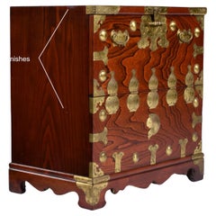 Table de nuit ou table d'extrémité vintage asiatique Tansu en bois de rose avec quincaillerie en laiton