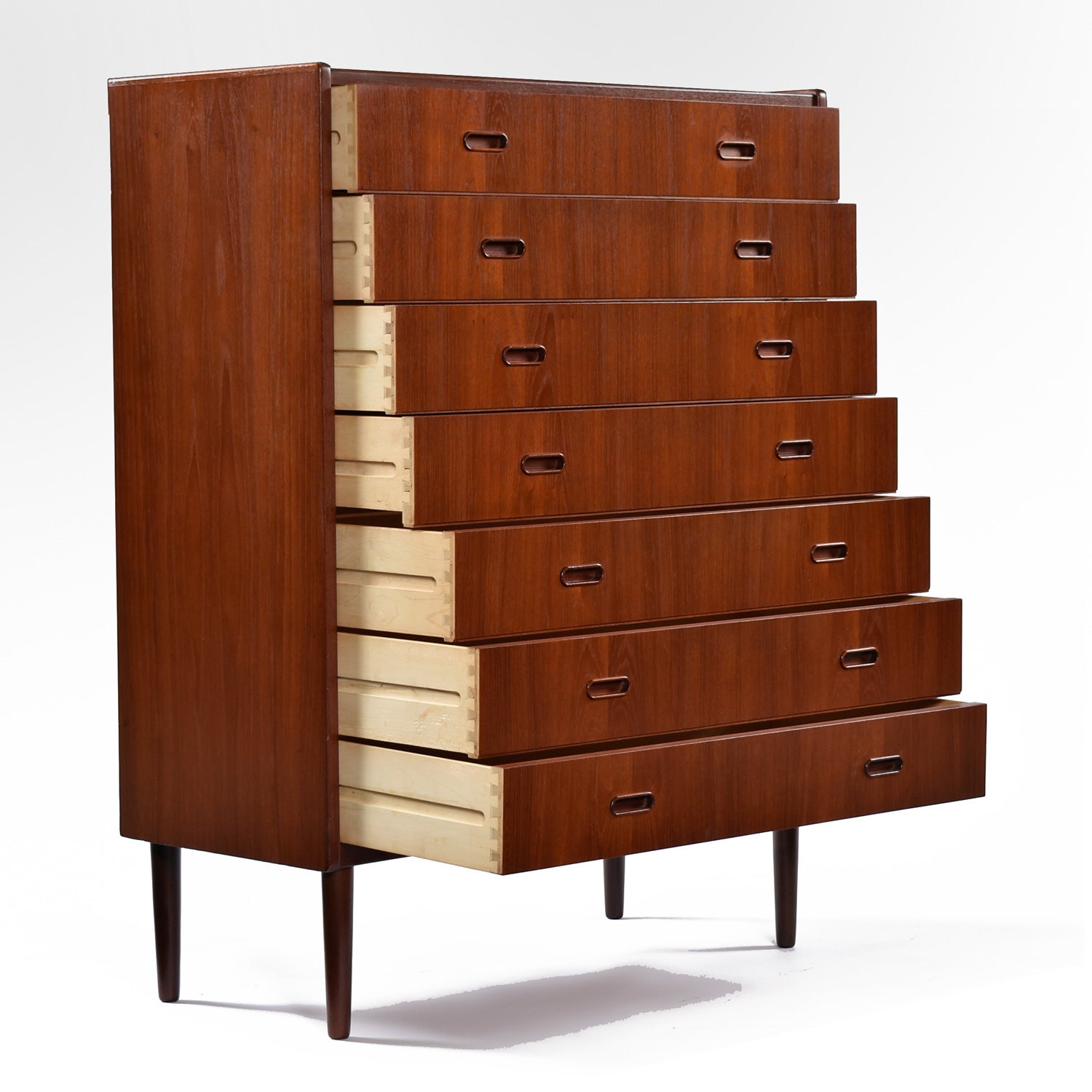 1960's Danish Teak Highboy Chest Dresser mit geschnitzten ovalen vertieft zieht