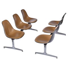 Paire de bancs en tandem Eames d'Herman Miller avec chaises à coussinets en Naugahyde Brown
