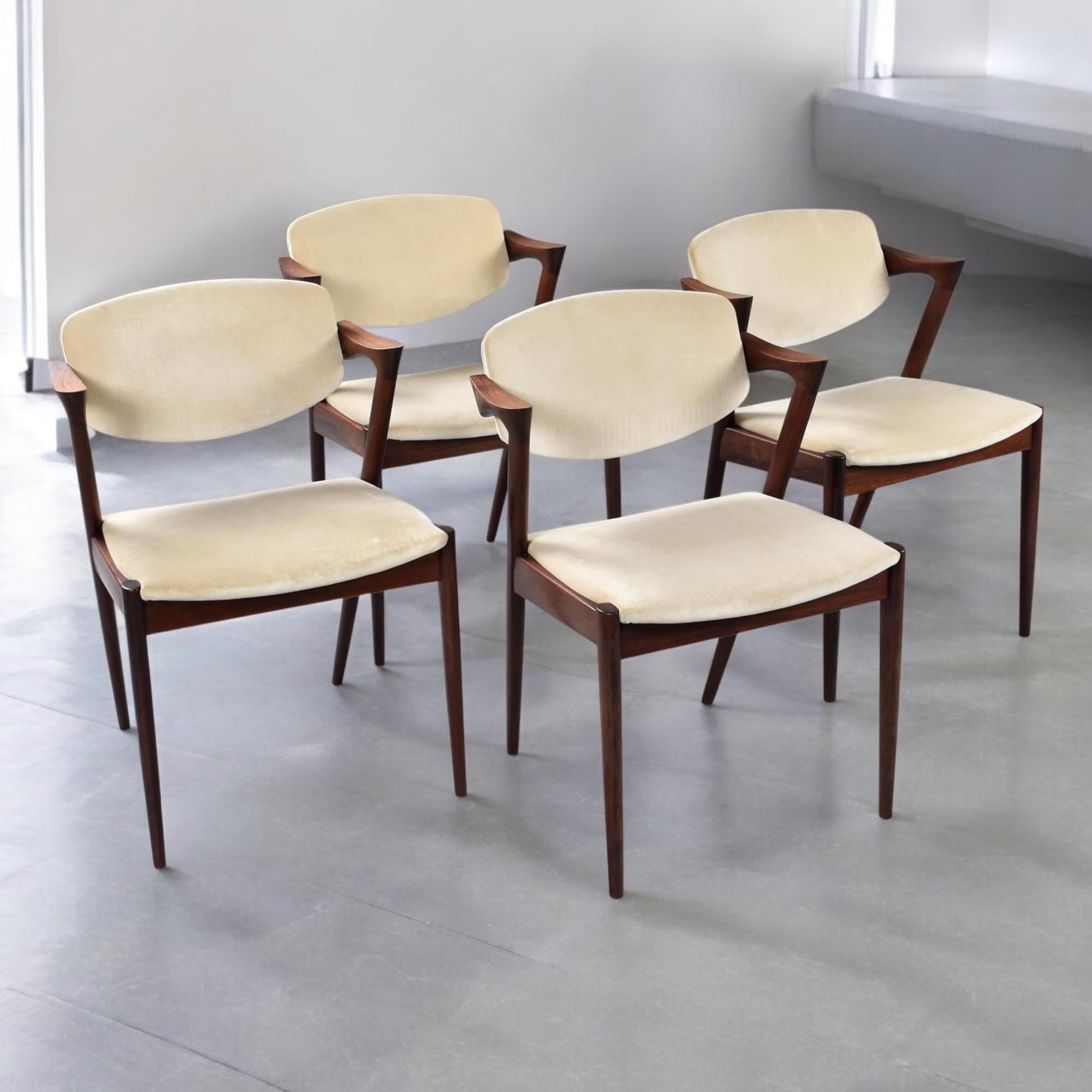 Un eccezionale e sempre più raro set di quattro poltrone Model 42 disegnate da Kai Kristiansen e prodotte in Danimarca negli anni Sessanta. Spesso chiamata 