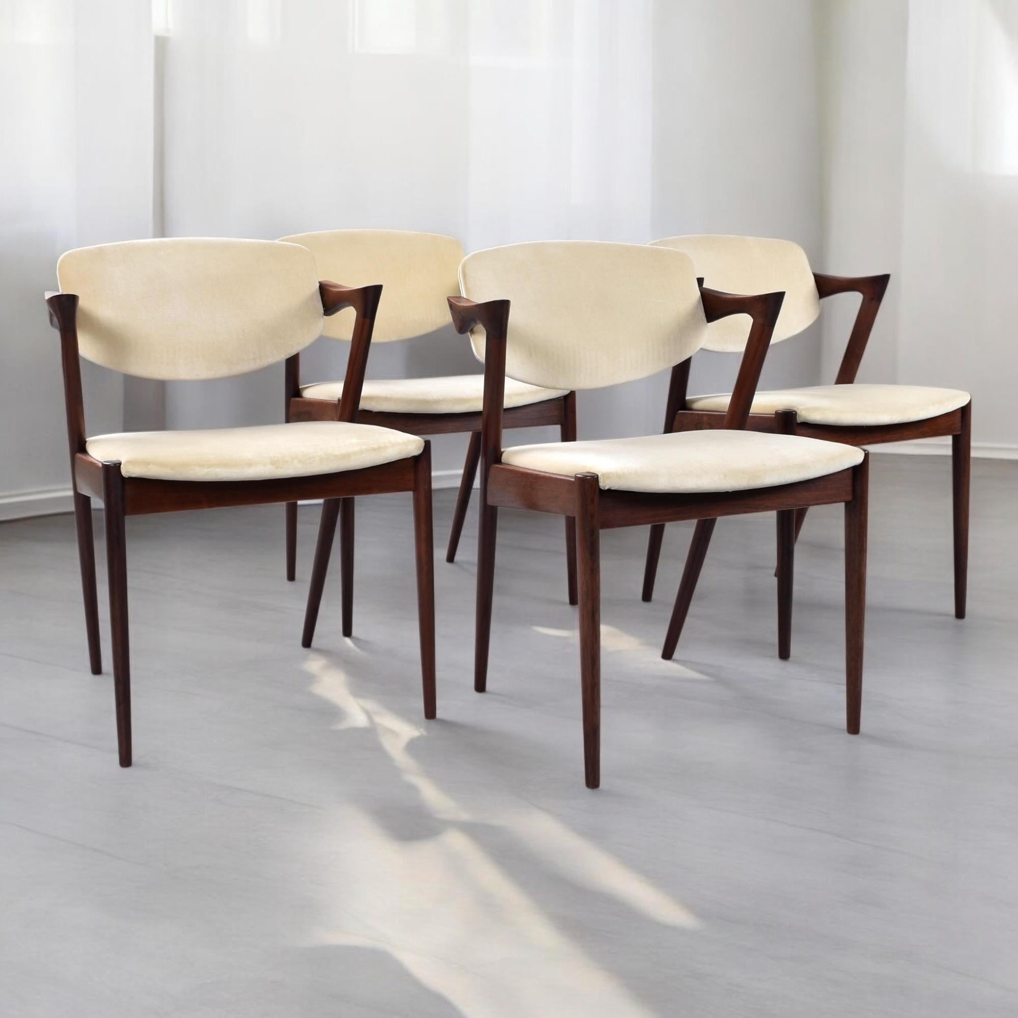 Metà XX secolo Set di 4 poltrone Kai Kristiansen modello 42 in teak massiccio 