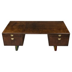 1970 Romweber Bureau de direction en bois de ronce et garnitures dorées avec tiroirs de classement