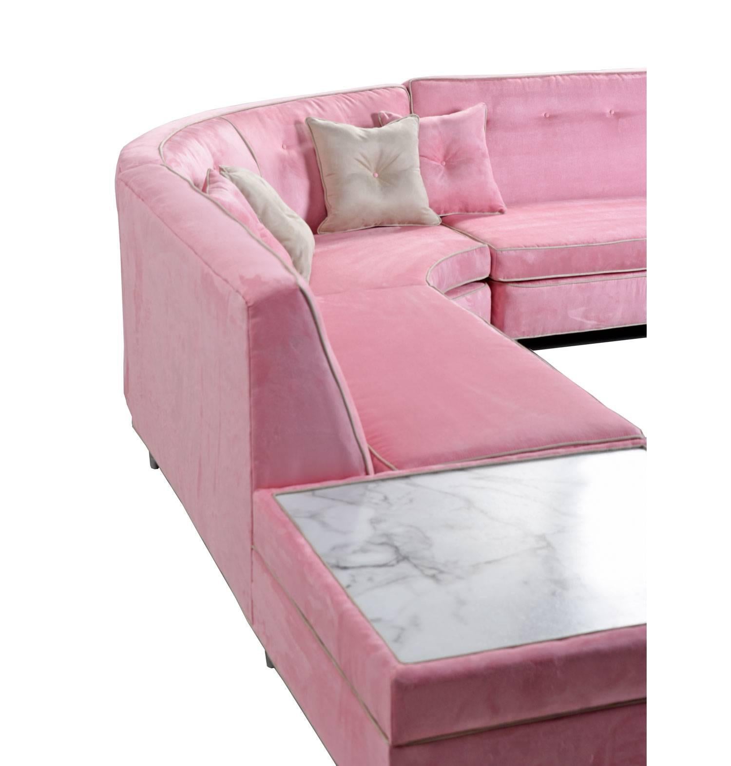 Sehr elegantes Vintage-Sofa aus den 1950er Jahren mit passendem Couchtisch / Ottomane. Dieses Sofa besteht aus drei Teilen:: dem linken Ende:: der Ecke und dem rechten Rückenteil. Von oben bis unten restauriert:: ist es so:: als ob Sie ein neues::