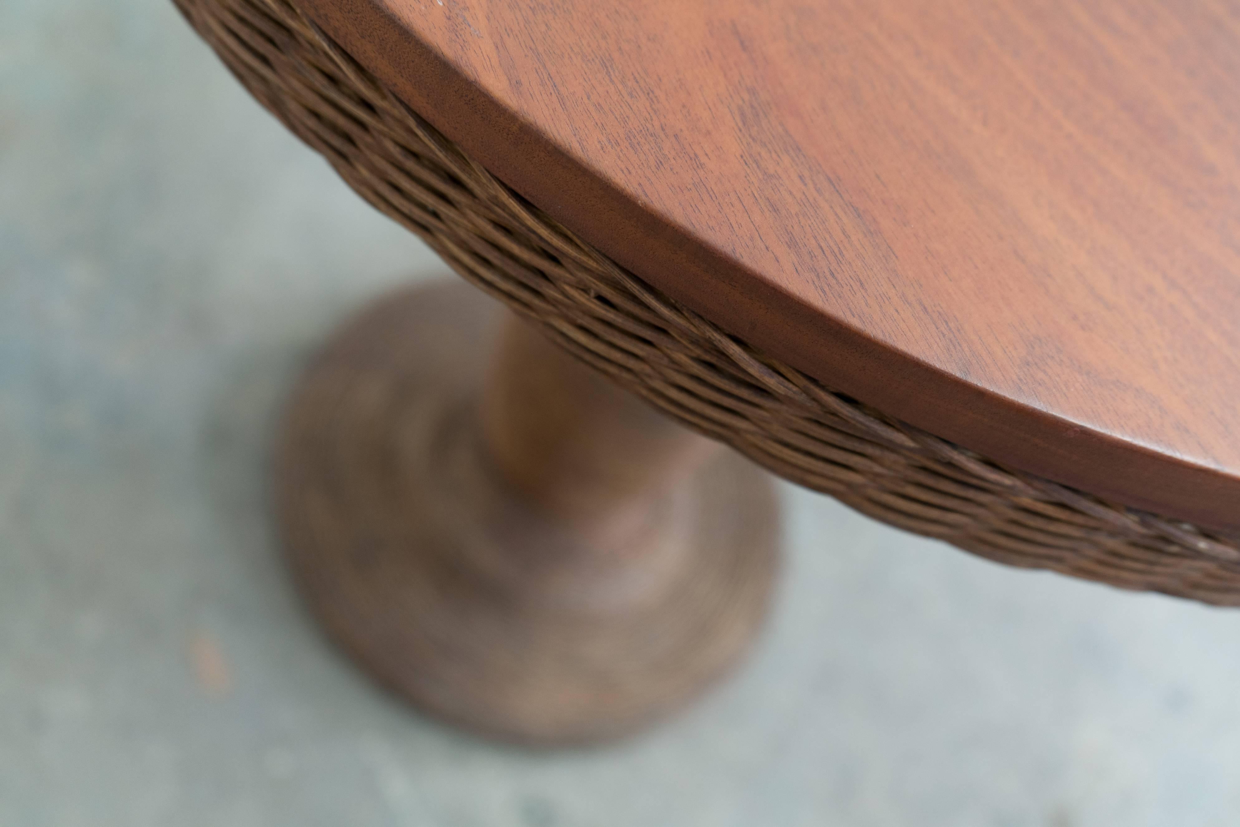 1900 American Wicker and Wood Pedestal Table In Good Condition In Los Angeles, CA