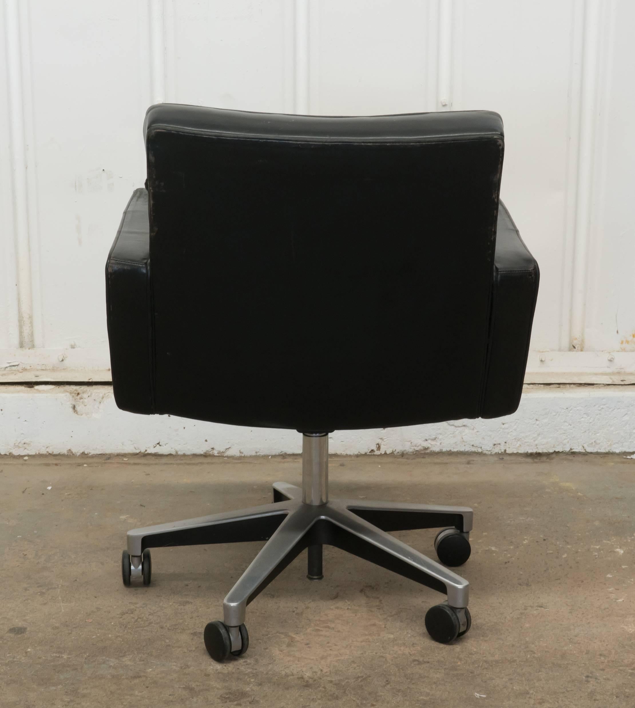 Vintage Vincent Cafiero for knoll swivel desk armchair in black leather with a brushed chrome base, circa 1970. Great condition, with nicely broken-in leather.