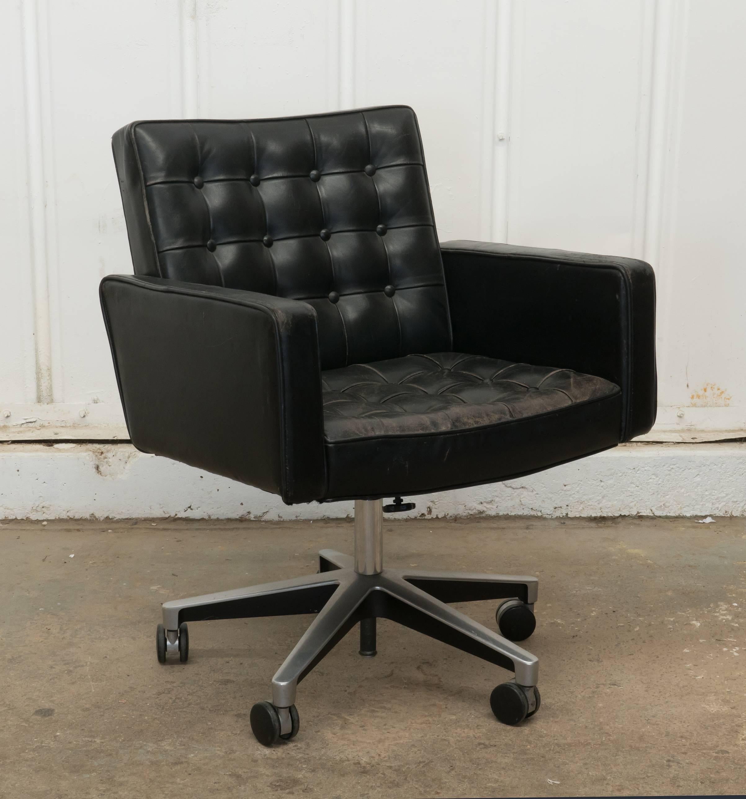 American Vintage Vincent Cafiero for Knoll Black Leather Swivel Desk Armchair