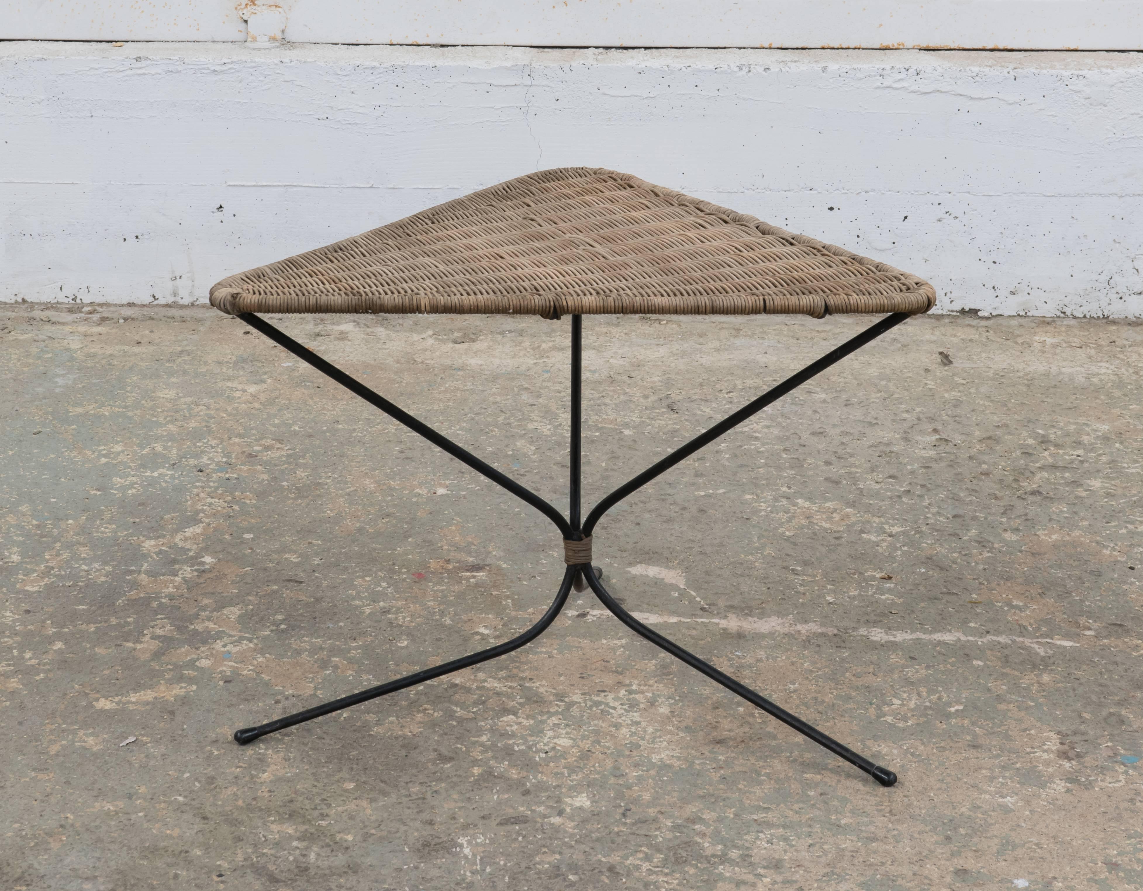 Small Vintage Triangle Wicker Side Table In Excellent Condition In Los Angeles, CA