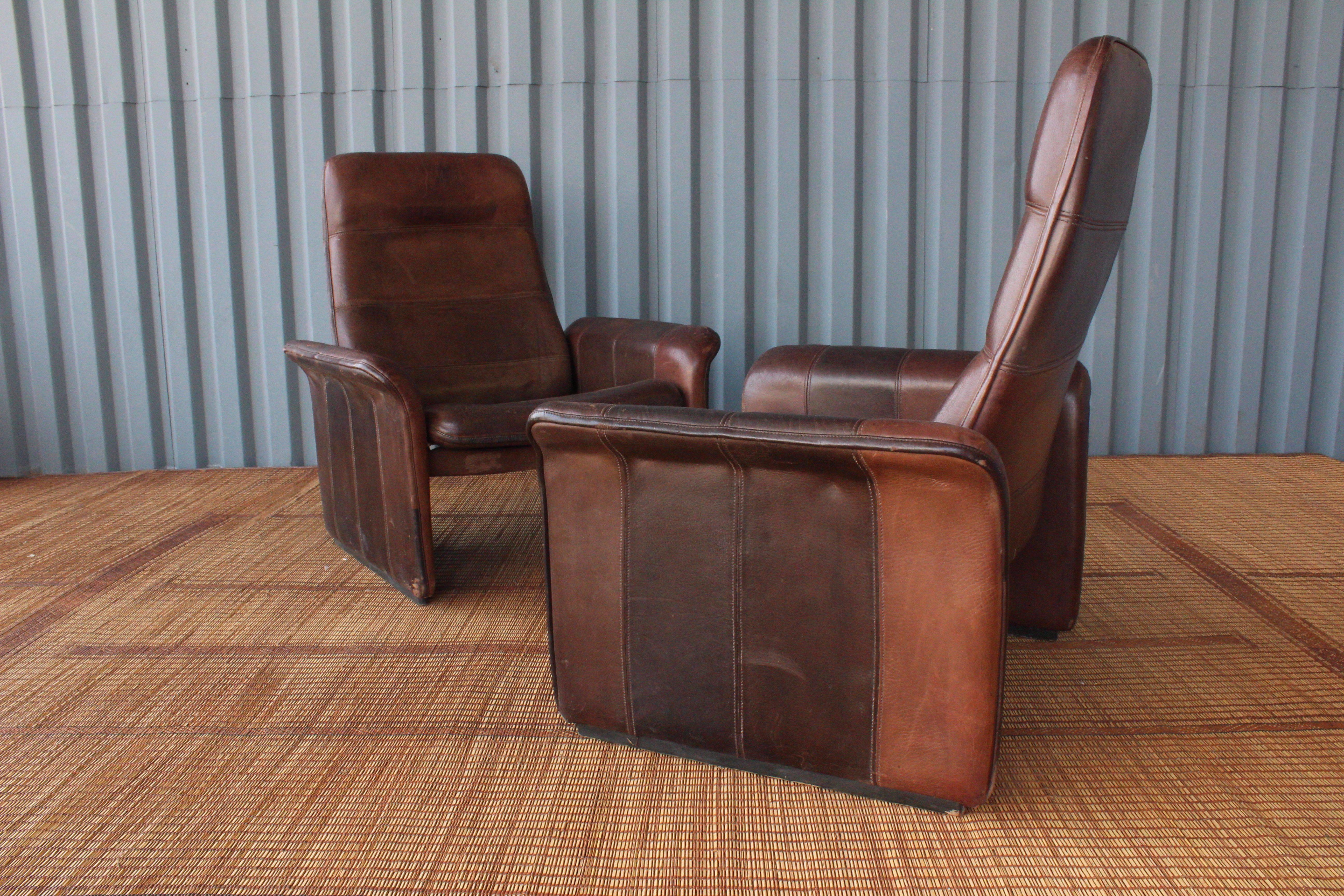 Pair of reclining DS-50 chairs by De Sede, Switzerland, circa 1970s. Rich buffalo neck leather with a beautifully aged patina. Professionally reconditioned.
  