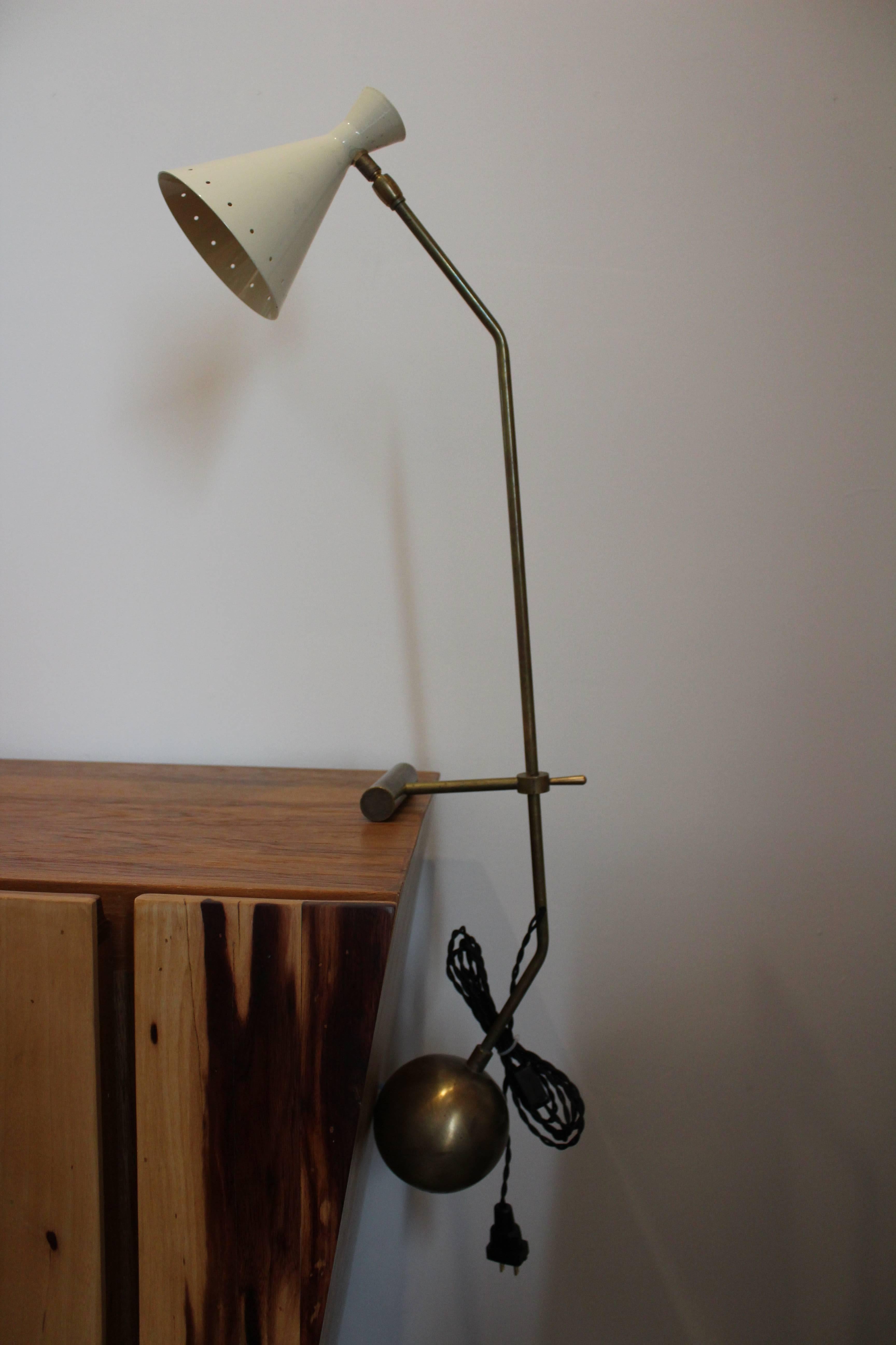 A 1950s Italian table light in the style of Stilnovo. This fun and functional light can be placed directly on a surface or affix to the edge of a table or desk. Recently rewired to U.S standards.
  