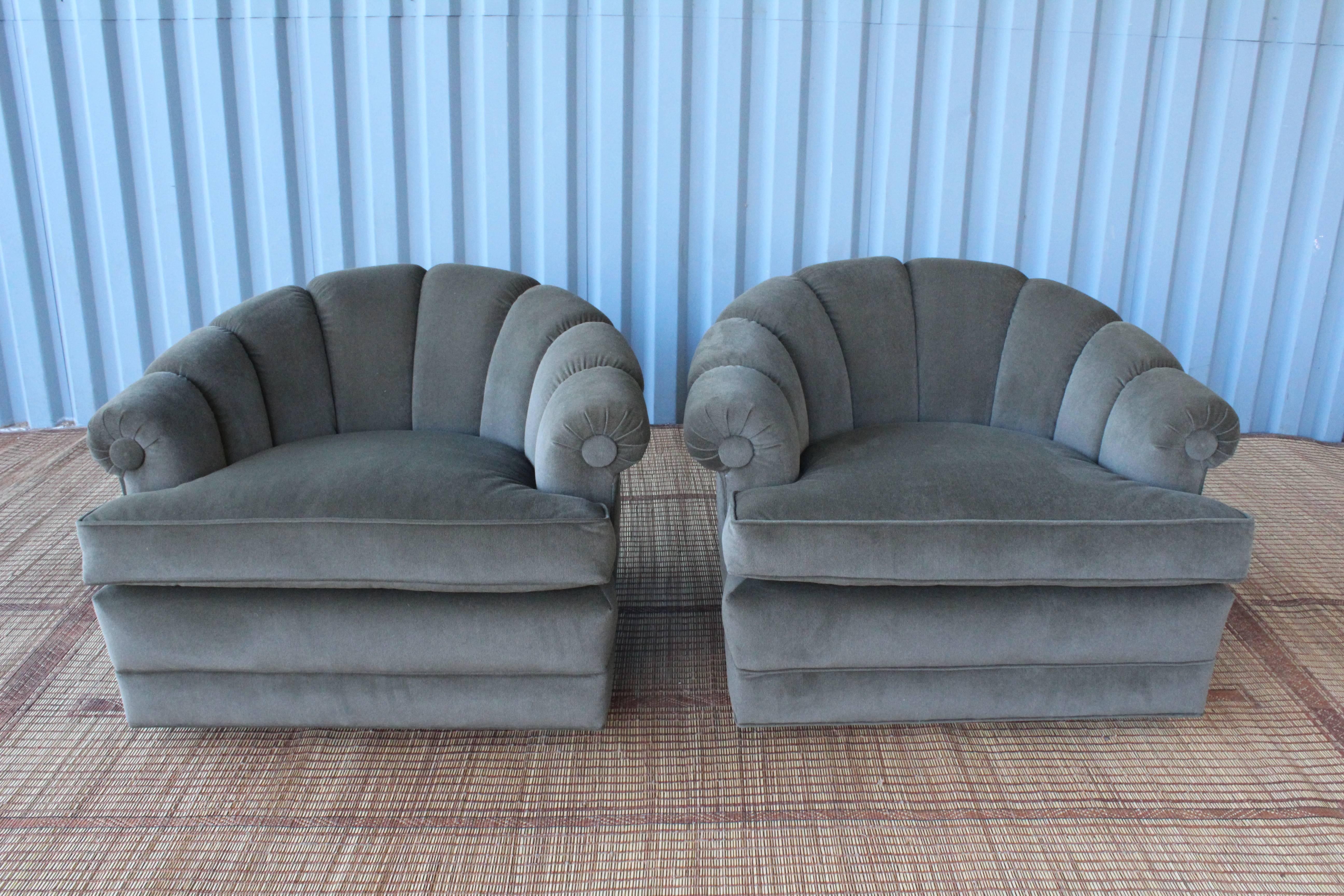 Pair of chic, cozy 1970s swiveling barrel back tub chairs on rolling castors. Finished in all new green upholstery.