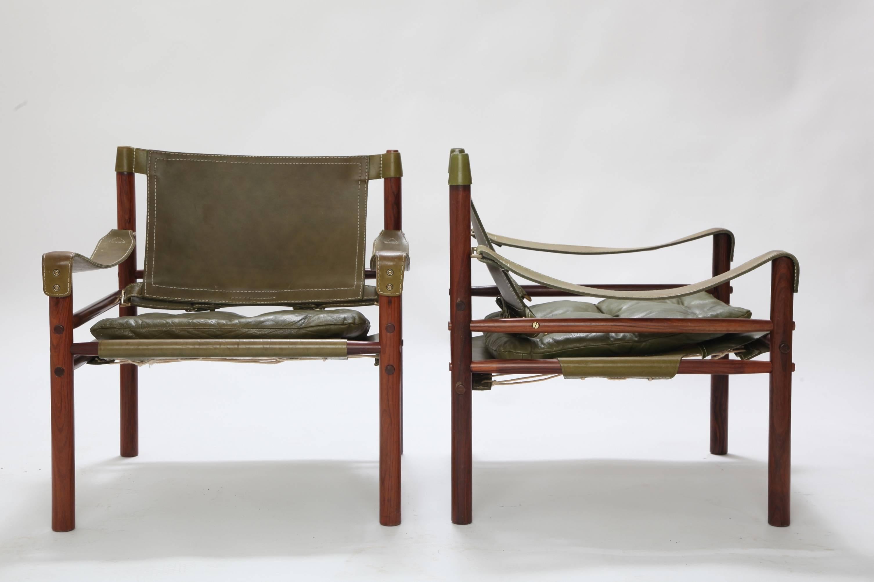 Pair of Arne Norell Rosewood Safari Sirocco Chairs with Detachable Table  In Good Condition In London, GB