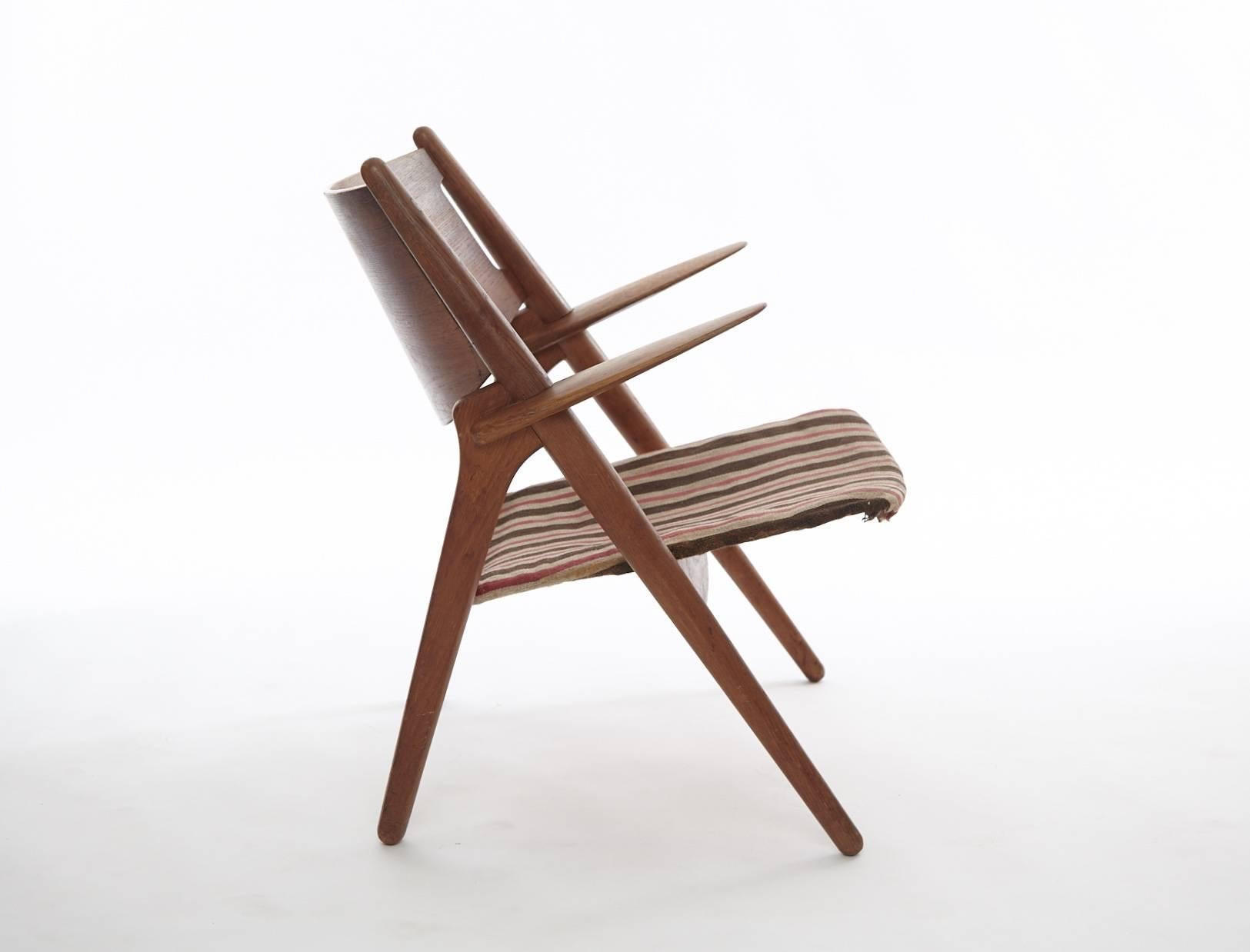 Hans Wegner CH-28 sawbuck armchair. Early version in original condition.
Re-upholstery options available on request.
  