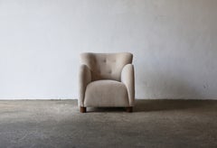 Fauteuil de salon rond nouvellement tapissé en pure alpaga