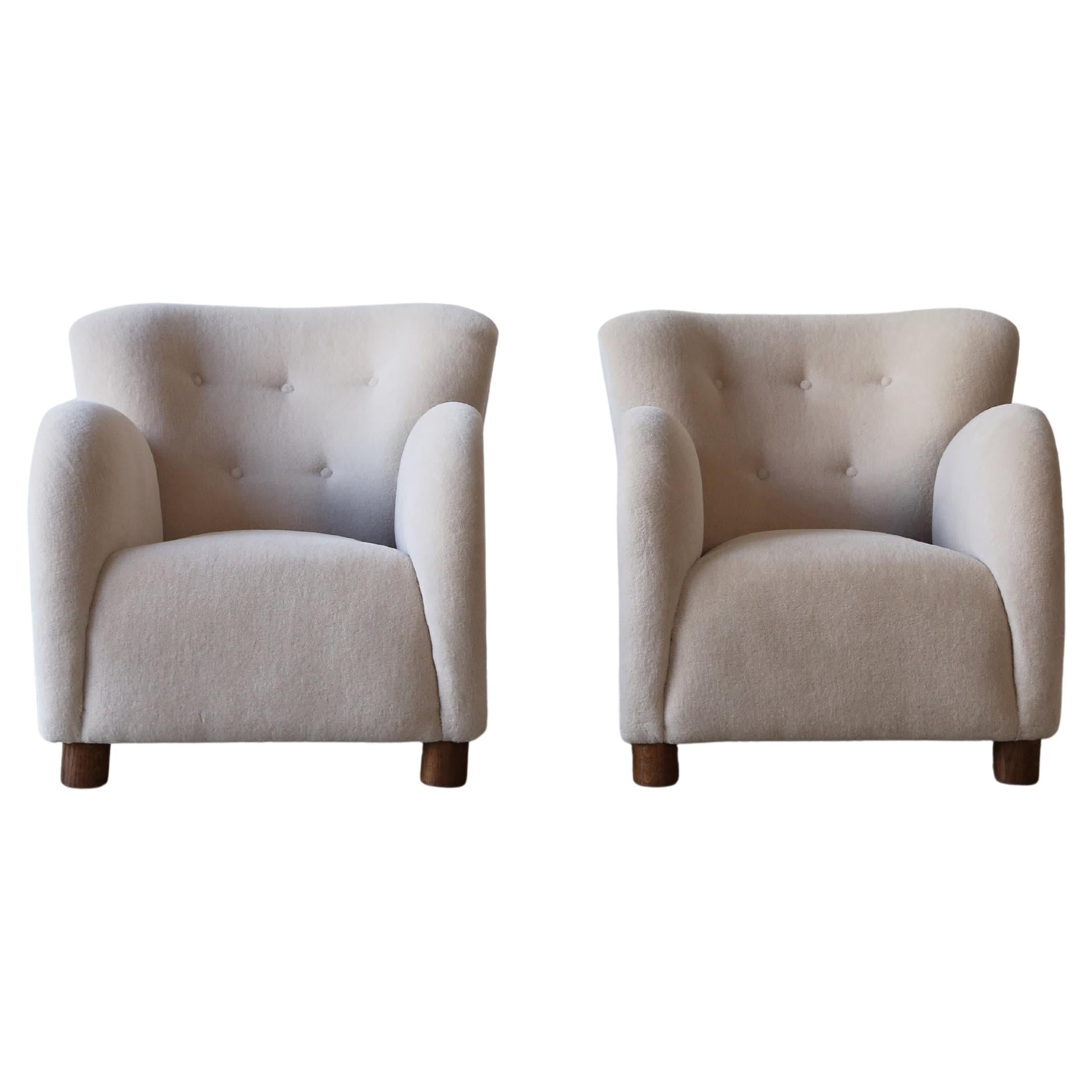 Superbe paire de fauteuils de salon, nouvellement tapissés en pure alpaga