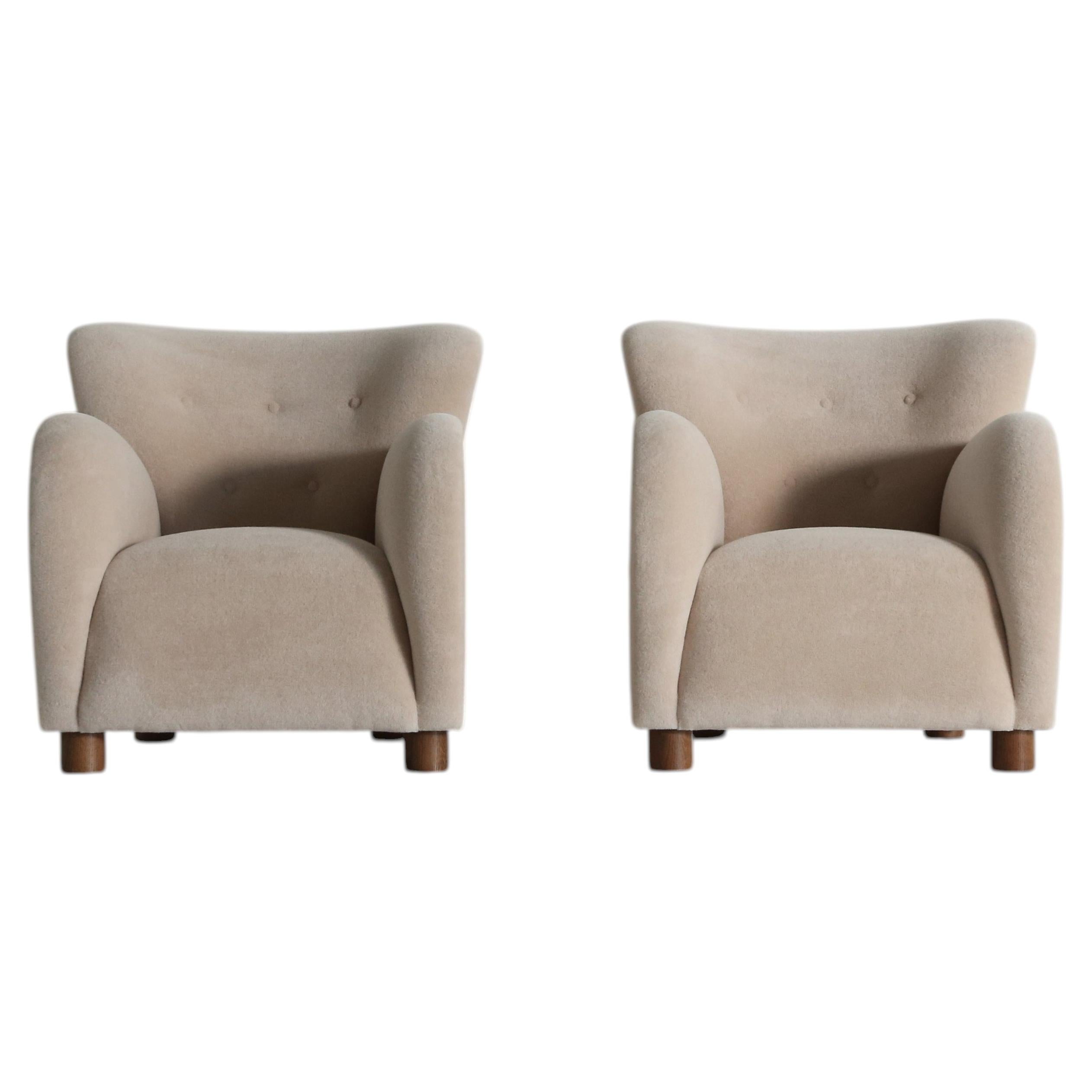 Superbe paire de fauteuils de salon, nouvellement tapissés en pure alpaga