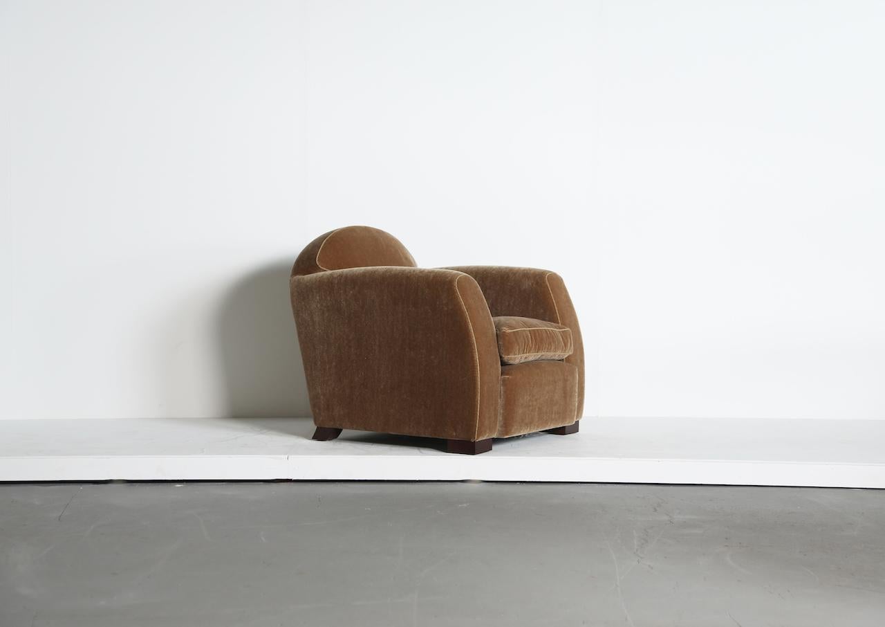 Silla Club de brazos curvos, tapizada en mohair puro Mohair en venta
