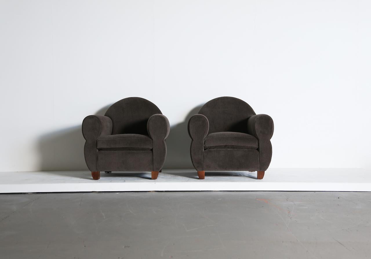 Paire de fauteuils modernes à accoudoirs incurvés.  Cadre en Beeche et coussins en plumes.  Nouvellement recouvert d'un tissu doux de première qualité,  taupe, tissu en pur alpaga.  Fabriqué à la main en Angleterre.  Également disponible en COM. 