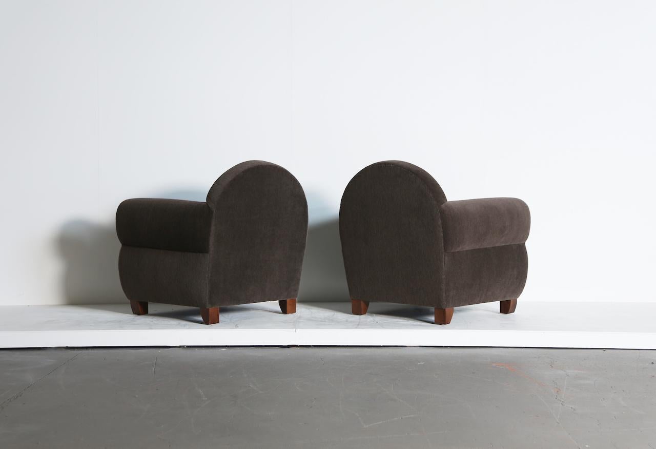 Paire de chaises à accoudoirs curvilignes, tapissées d'alpaga Bon état - En vente à LEWES, GB