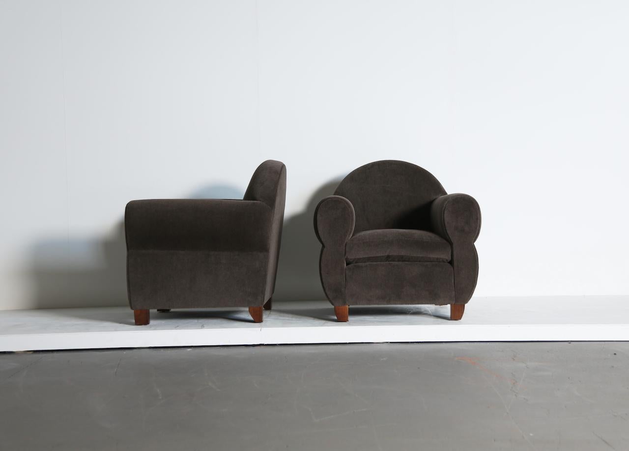 Britannique Paire de chaises à accoudoirs curvilignes, tapissées d'alpaga en vente