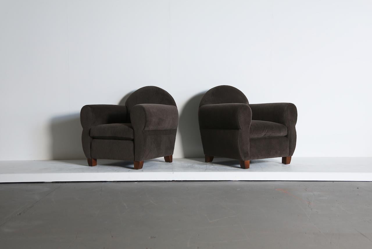 XXIe siècle et contemporain Paire de chaises à accoudoirs curvilignes, tapissées d'alpaga en vente