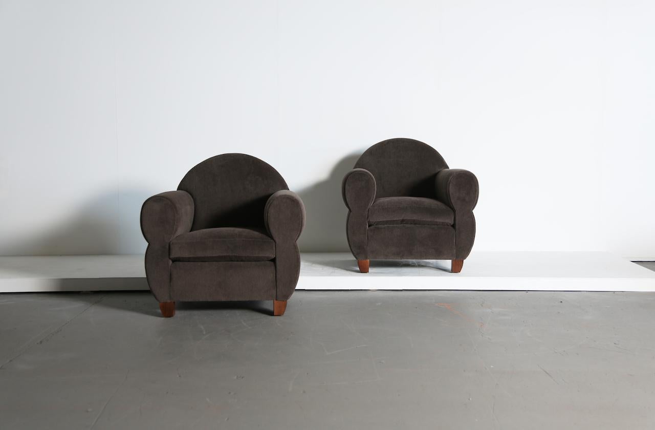 Paire de chaises à accoudoirs curvilignes, tapissées d'alpaga en vente 3
