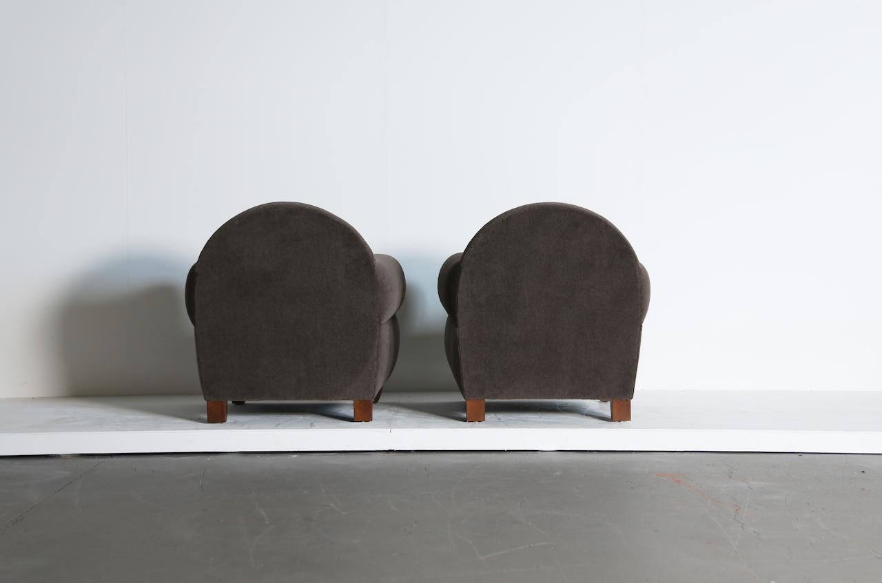 Mohair Paire de chaises à accoudoirs curvilignes, tapissées d'alpaga en vente