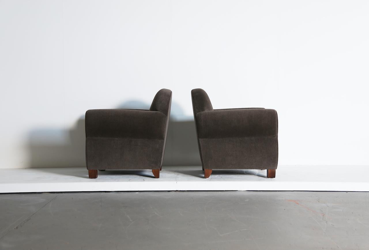 Paire de chaises à accoudoirs curvilignes, tapissées d'alpaga en vente 1