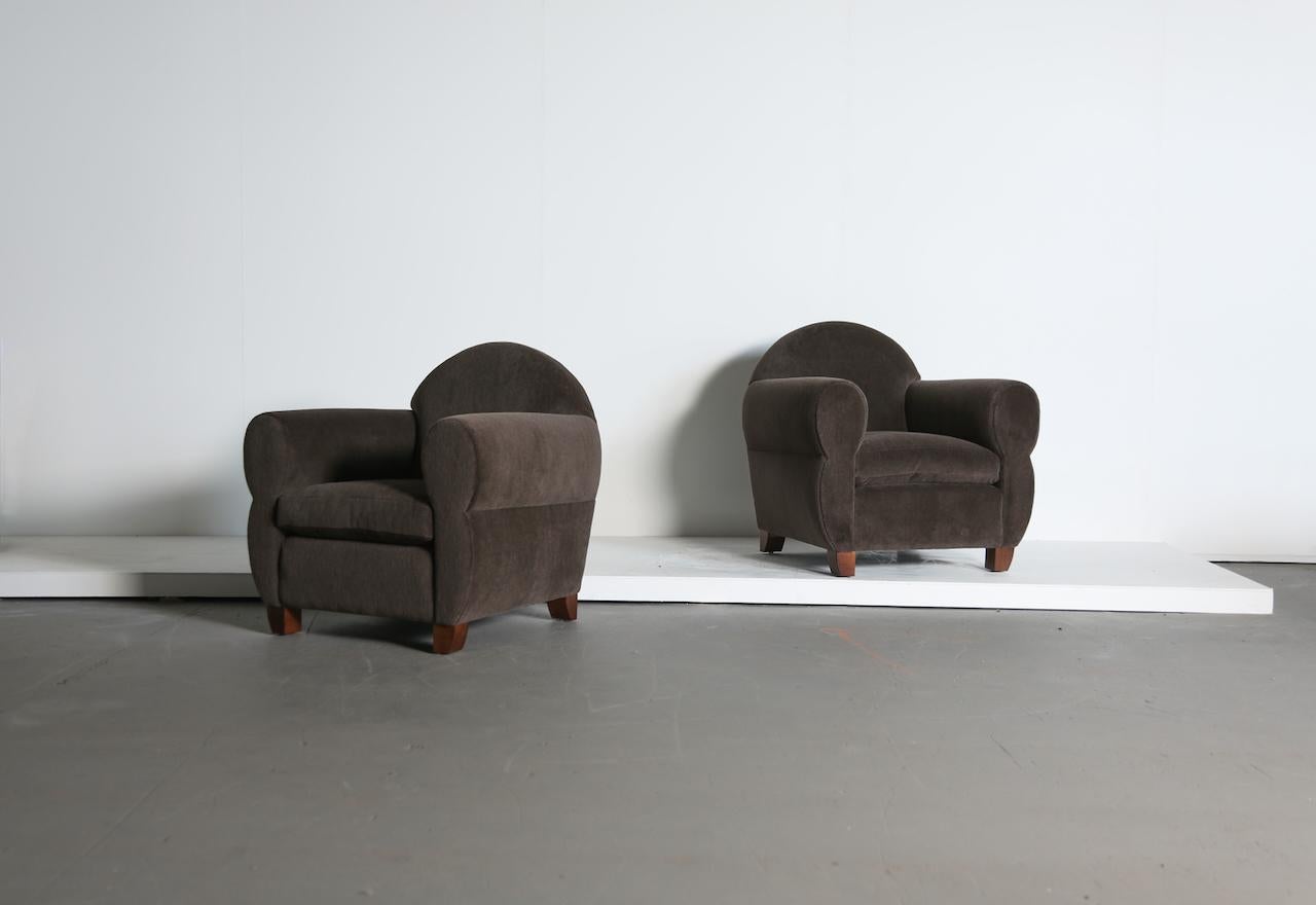 Paire de chaises à accoudoirs curvilignes, tapissées d'alpaga en vente 2