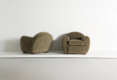 Superbe paire de fauteuils club ronds inclinés, recouverts d'alpaga pur vert mousse