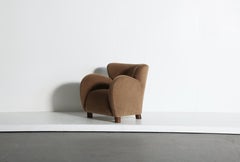Un fauteuil, recouvert d'alpaga pur