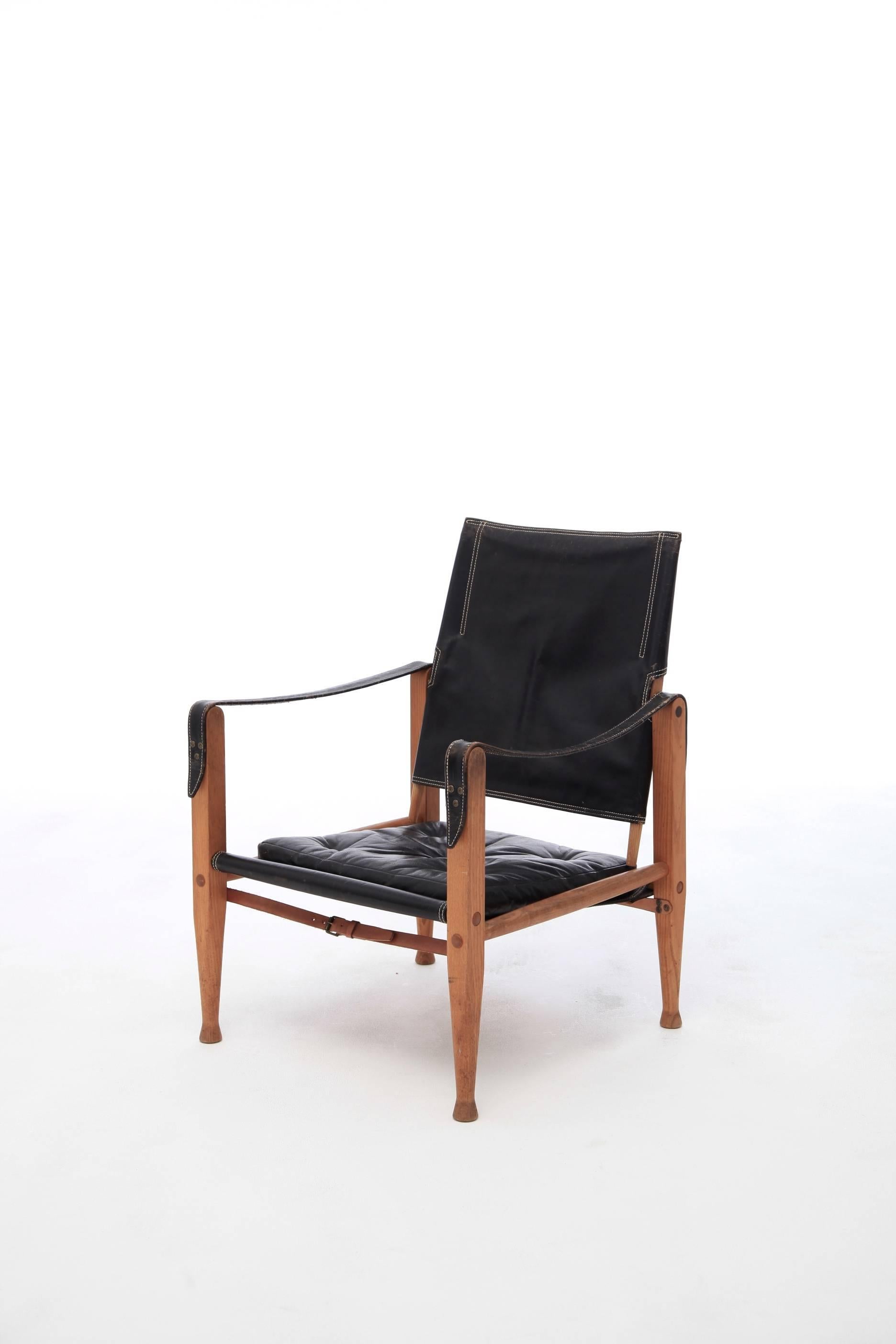 Beautiful authentic vintage Kaare Klint Safari chair in black leather.
Ashwood frame and original black leather seat and back.
Designed in 1933 by Kaare Klint for Rud. Rasmussen.  

In fair vintage condition for it's age - some wear to the