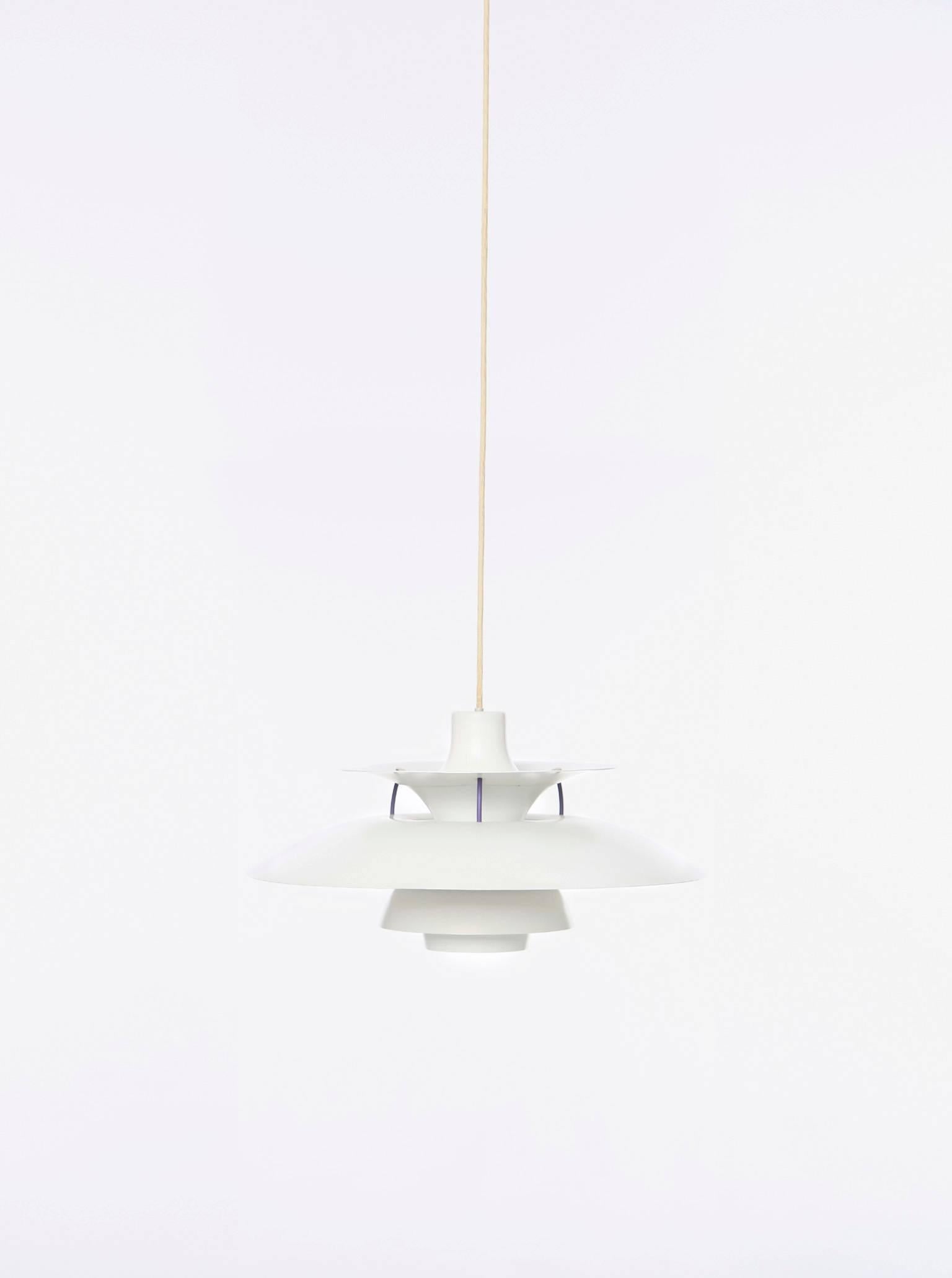 A vintage PH5 hanging lamp designed by Poul Henningsen for Louis Poulsen. 

First manufactured in 1957 for Louis Poulsen, this striking vintage PH5 Pendant is one of the most recognizable designs by Poul Henningsen. Original white colour finish