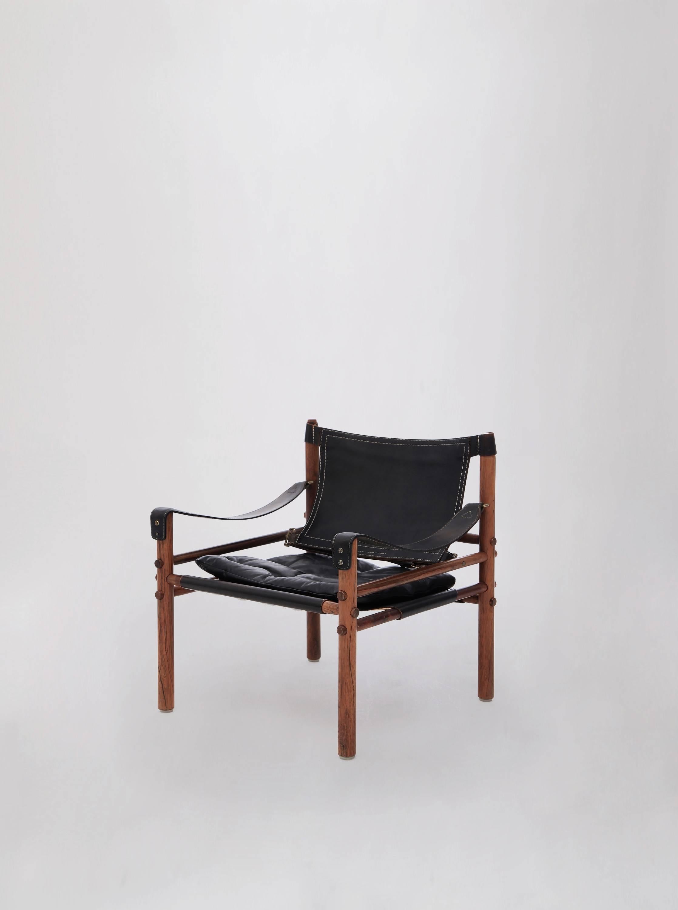 Original Arne Norell Safari (Sirocco) chair in rosewood and black leather in lovely vintage condition.

The chair will be disassembled for shipping but was designed to be taken apart and put together again easily.

Ships worldwide.

Measures: