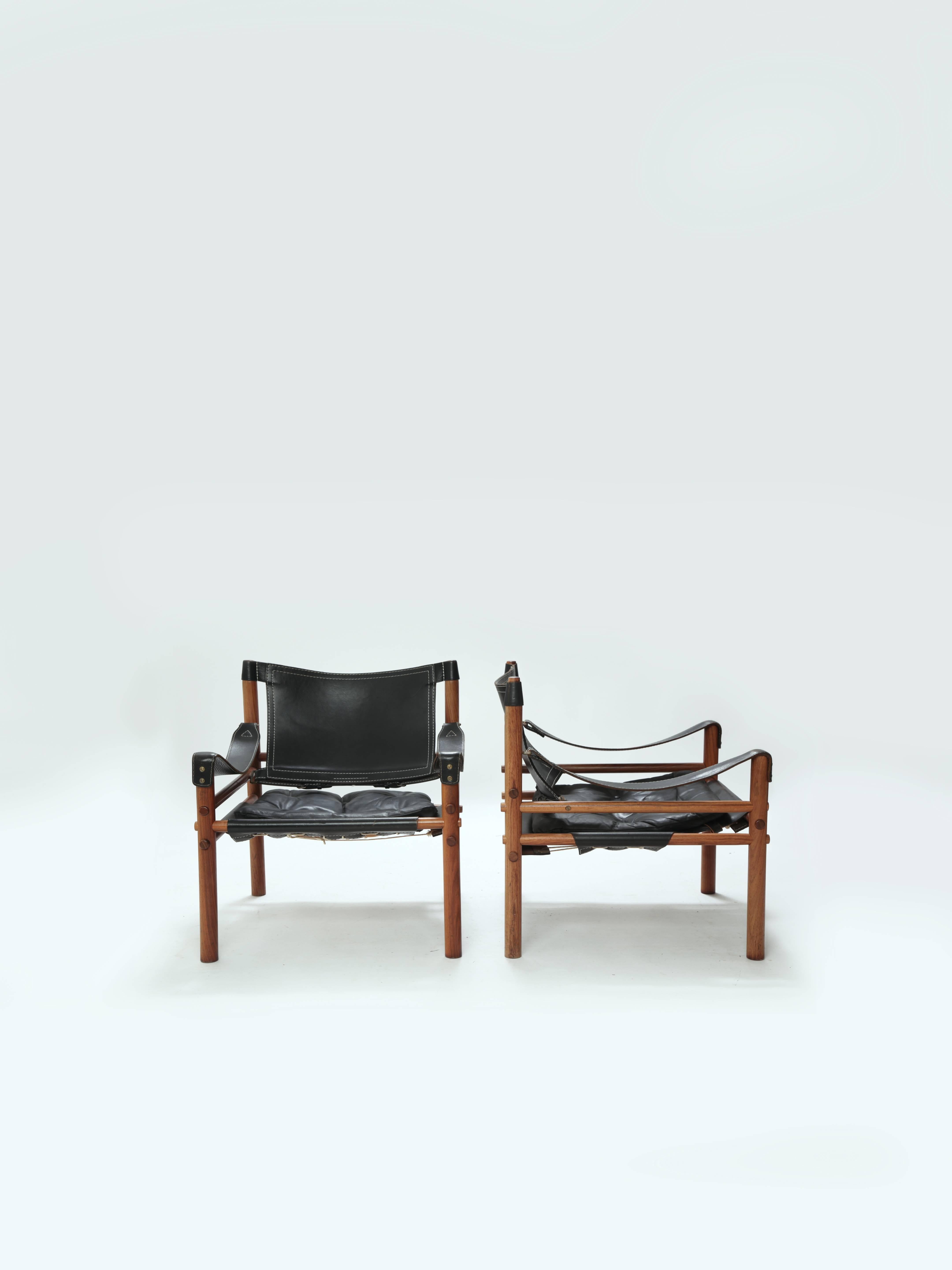 A stunning original pair of Arne Norell safari sirocco chair in rosewood and black leather, 1960s, Sweden. In excellent vintage condition. Made by Aneby Mobler. Fast and inexpensive shipping worldwide. The chairs will be disassembled for shipping