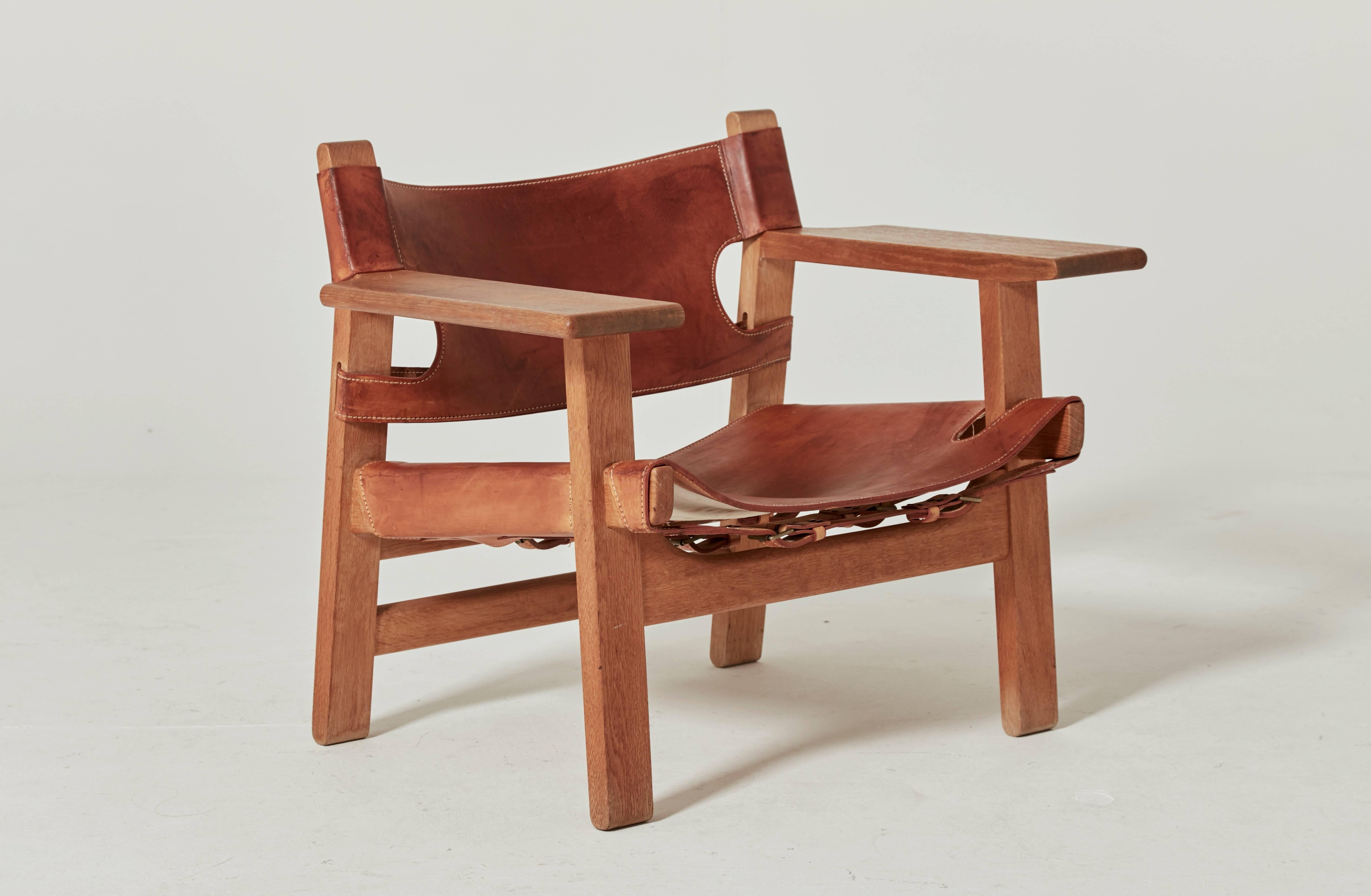 Early and original Børge Mogensen Spanish chair for Fredericia, 1960s, Denmark, made from oak and leather. Ships worldwide.

In good original condition with some age related marks and signs of use and wear to frame and leather.


