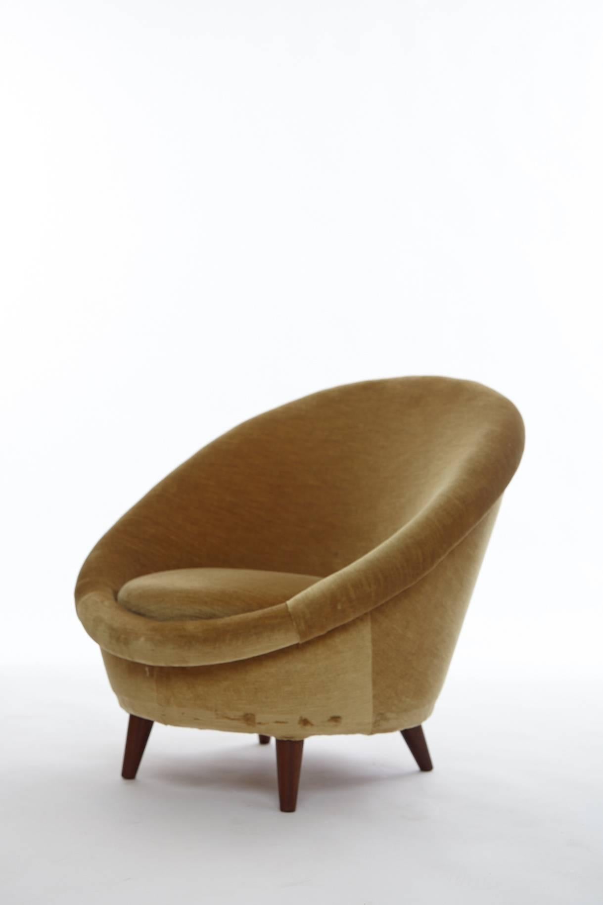 Rare 1950s Norwegian egg chair, upholstered in velvet. Fabric shows some wear and marks. Re-upholstery available upon request at an extra charge.