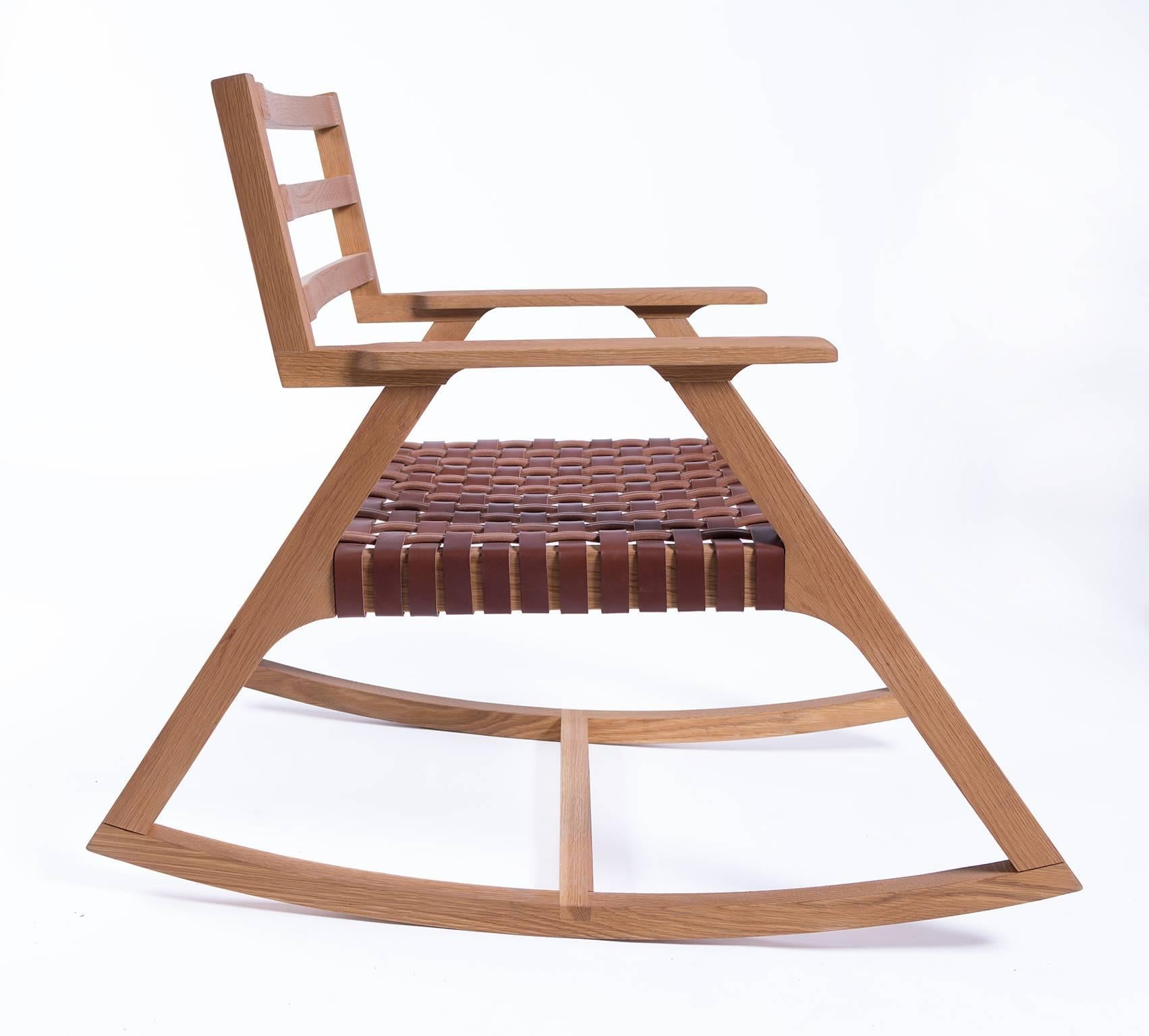 Giacomo Rocking Chair in Oak with Woven Leather Seat (Moderne der Mitte des Jahrhunderts) im Angebot