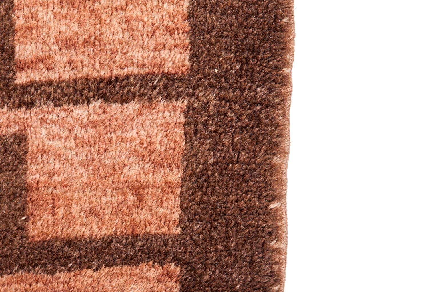 Vintage Turkish Handwoven Central Anatolian Tulu Rug In Good Condition For Sale In New York, NY