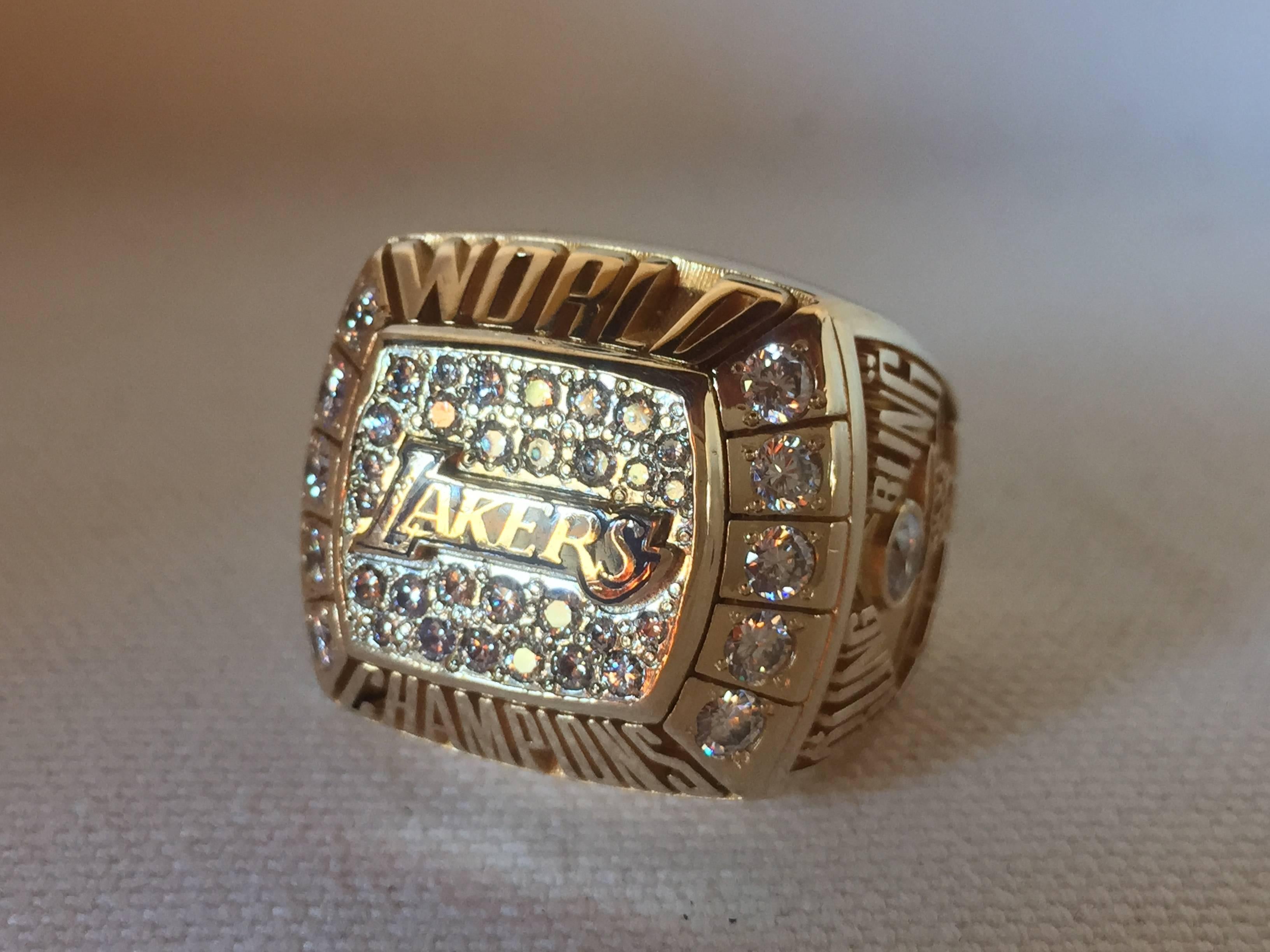 2000 Los Angeles Lakers NBA Championship Ring with Original Presentation Box In Excellent Condition For Sale In Carmel-by-the-sea, CA