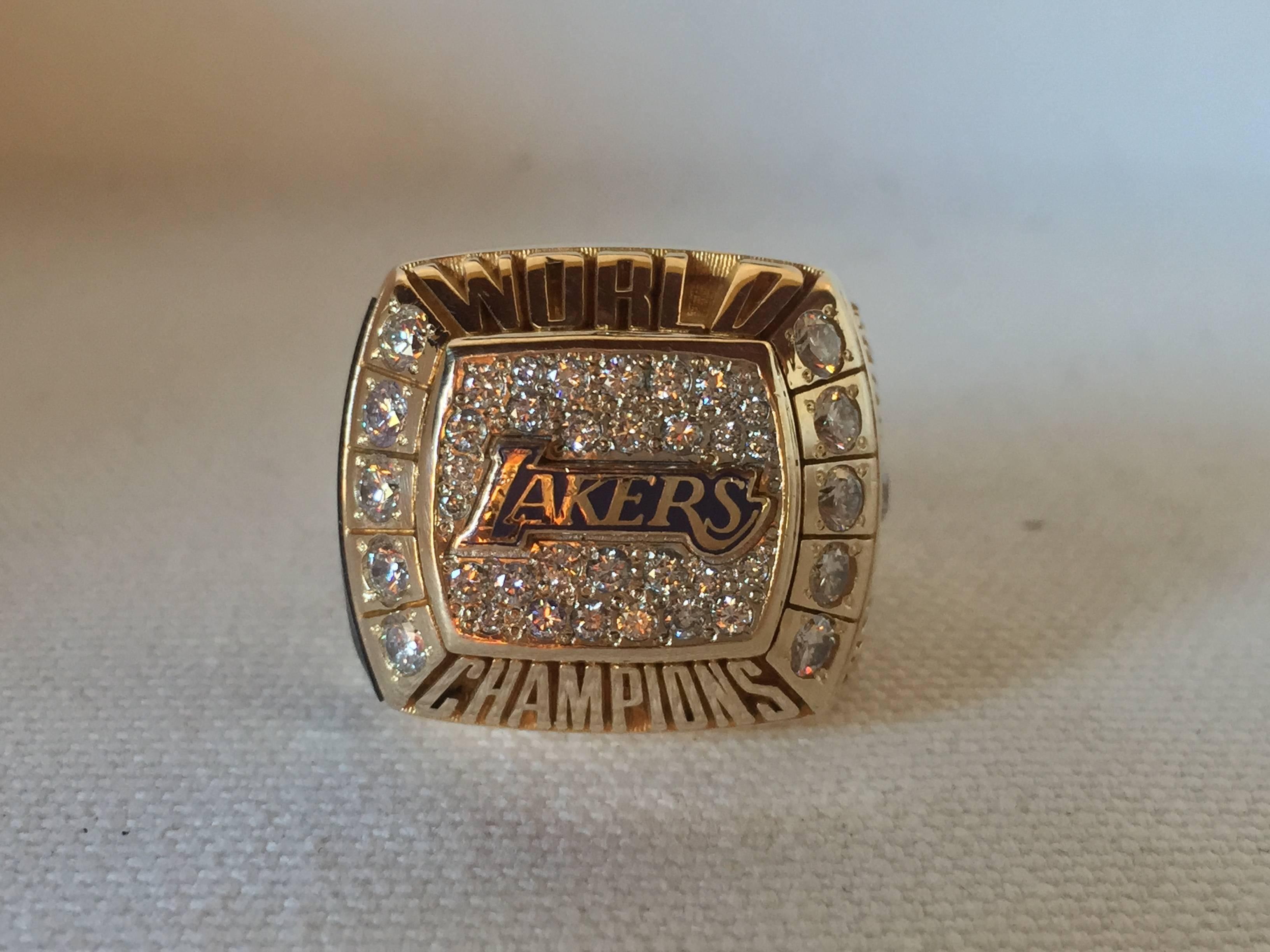 2000 Los Angeles Lakers NBA Championship ring with original presentation box, this is the same ring players received and is a full size 